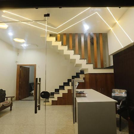 Hotel Garima Ujjain Bagian luar foto
