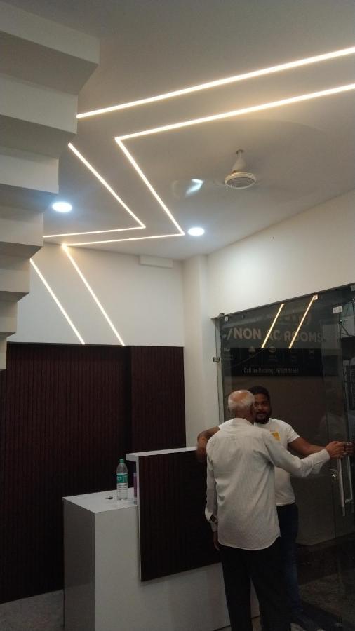 Hotel Garima Ujjain Bagian luar foto