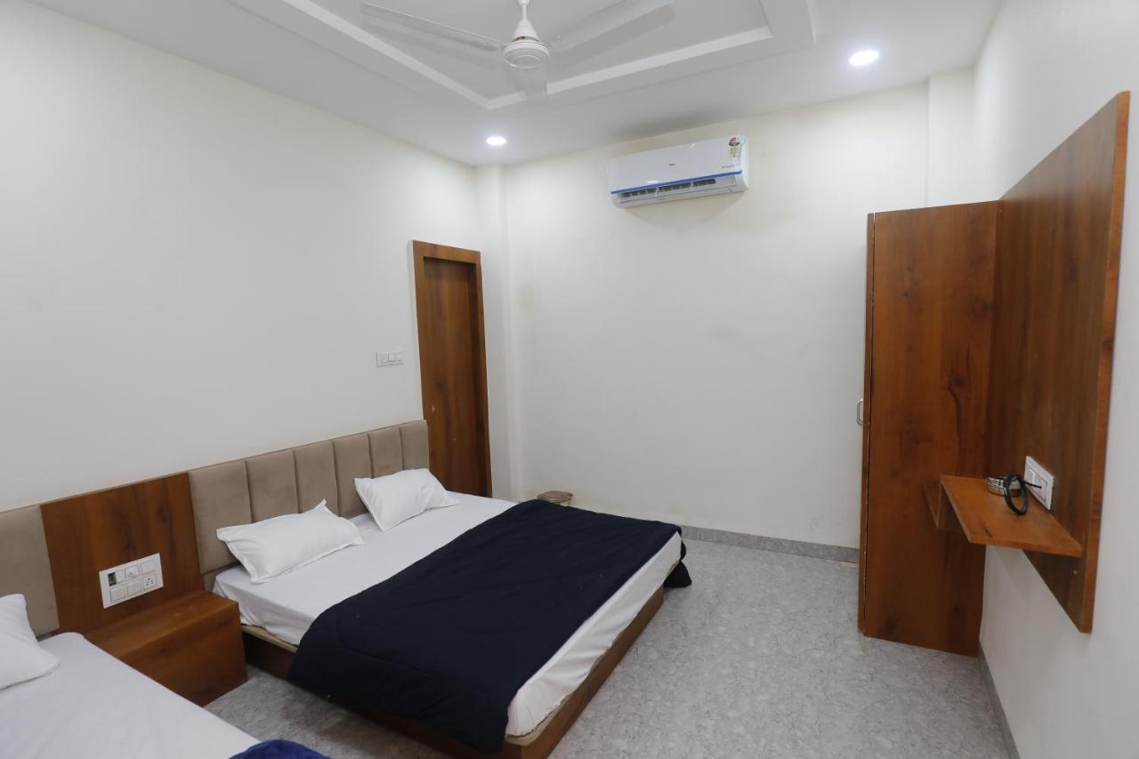 Hotel Garima Ujjain Bagian luar foto