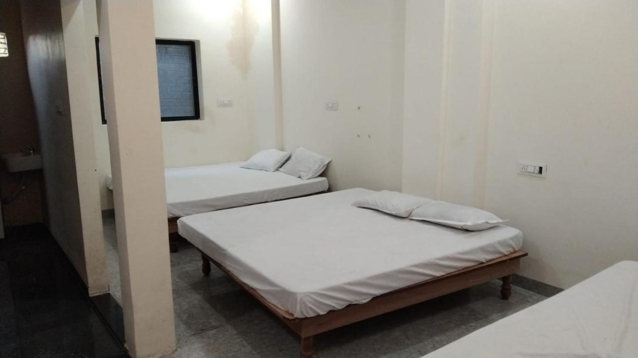 Hotel Garima Ujjain Bagian luar foto