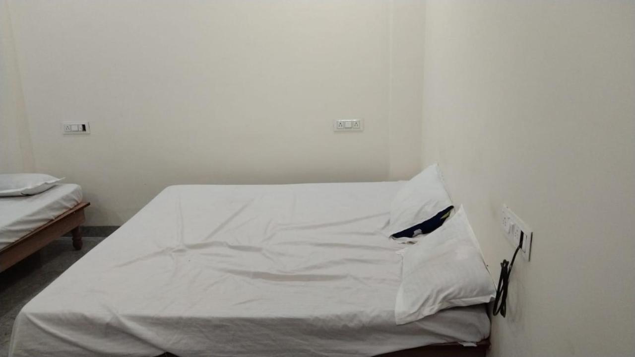 Hotel Garima Ujjain Bagian luar foto